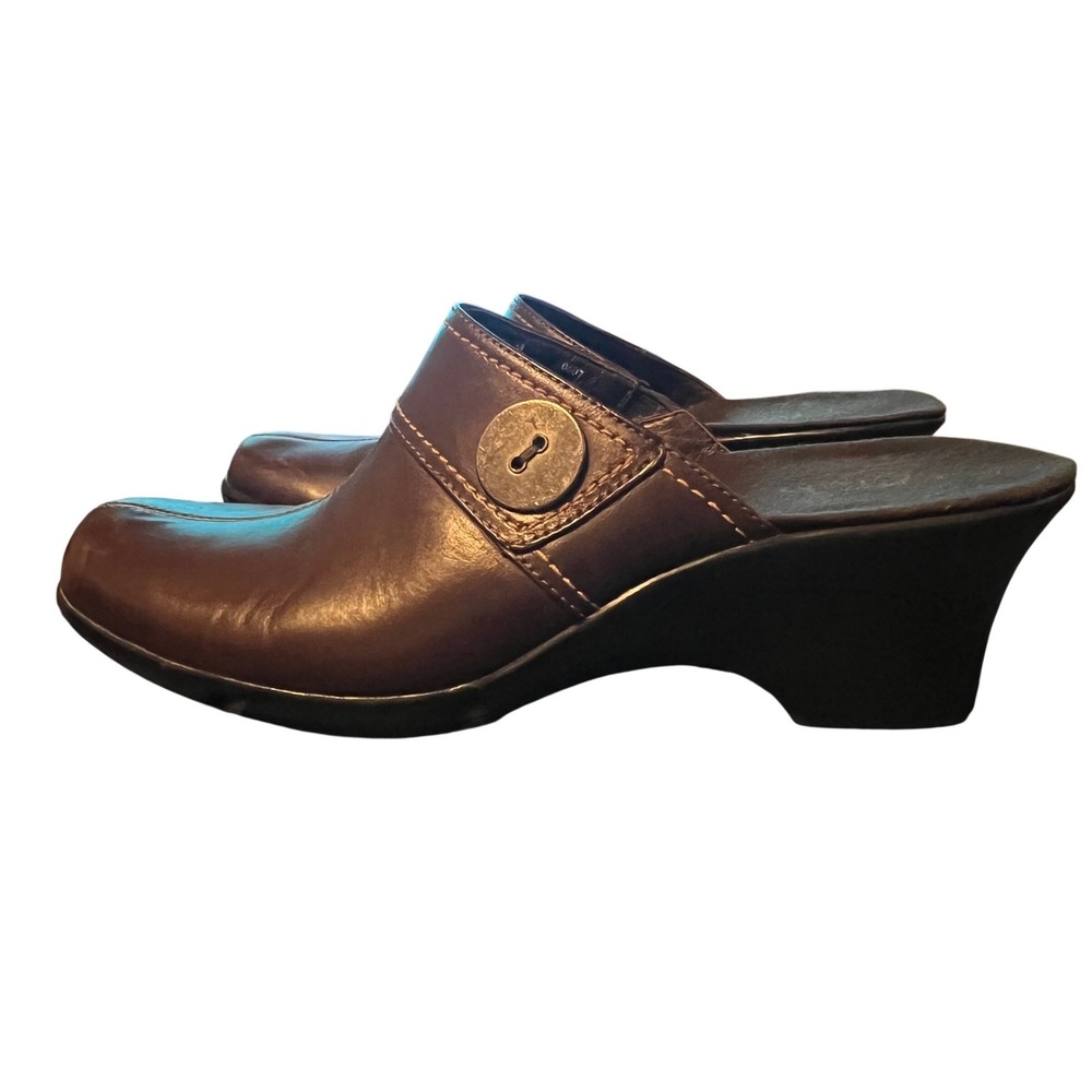 Clarks Leather Wedge Mules Women 7.5M Brown Button Detail Slip On Clogs 0607